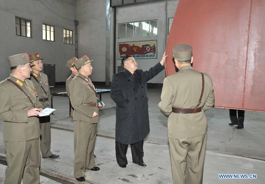 Photo provided by Korean Central News Agency (KCNA) on March 25, 2013 shows Kim Jong Un (C), top leader of the Democratic People's Republic of Korea (DPRK), inspecting People's Army Unit 1501. (Xinhua/KCNA)