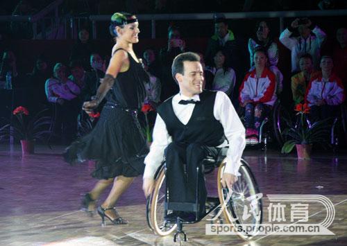 Stunning wheelchair dance(Photo/People's Daily Online)
