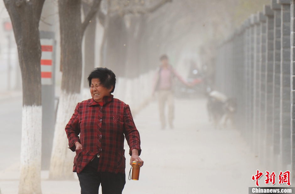 Strong wind and sand storm hit Lanzhou once again, making it difficult for local people to go out on March 25, 2013. (Chinanews.com/ Yang Yanmin)