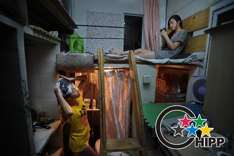 Zhang Xuan of room 508 is a Courier company's manager. Her colleague Hu Lihua (bed) often come round.(Photo by Zhu Xiyong)