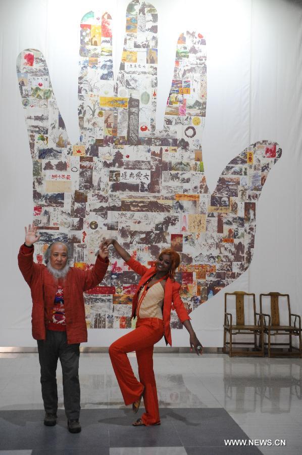 Aida Yang and her husband Yang Yan pose for photos in their studio in Beijing, capital of China, March 7, 2013.(Xinhua/Zhang Ruiqi) 