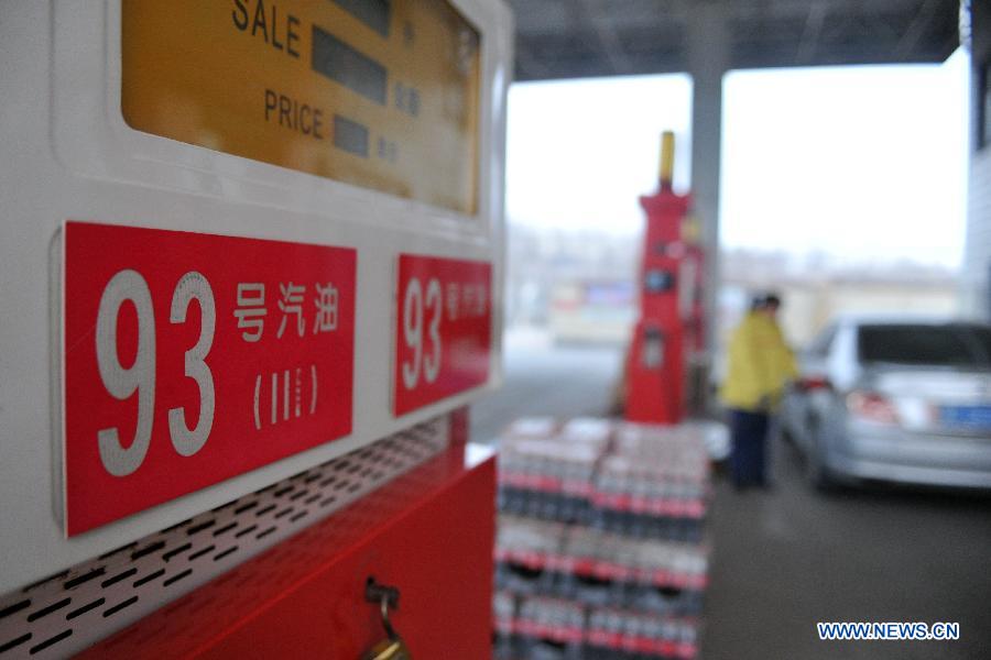 An attendant refuels a car at a gas station in Xingtai, north China's Hebei Province, March 26, 2013. China will cut the retail prices of gasoline by 310 yuan (49.43 U.S. dollars) per tonne and diesel by 300 yuan per tonne starting Wednesday, lowering the retail prices. (Xinhua/Zhu Xudong) 
