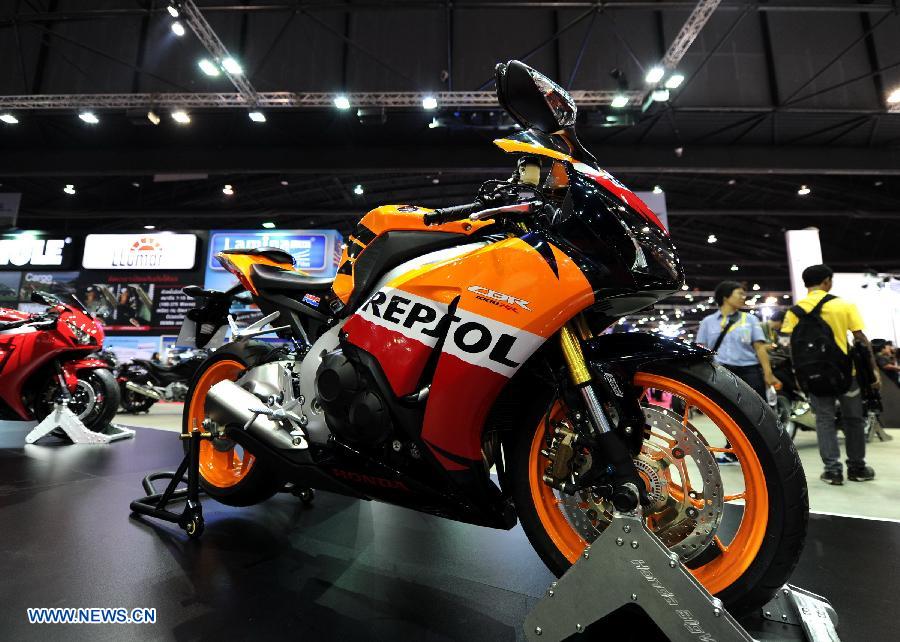 Photo taken on March 26, 2013 shows a motorcycle of Honda being displayed during the press preview of the 34th Bangkok International Motor Show in Bangkok, Thailand. The 34th Bangkok International Motor Show will be held from March 27 to April 7. (Xinhua/Gao Jianjun)  