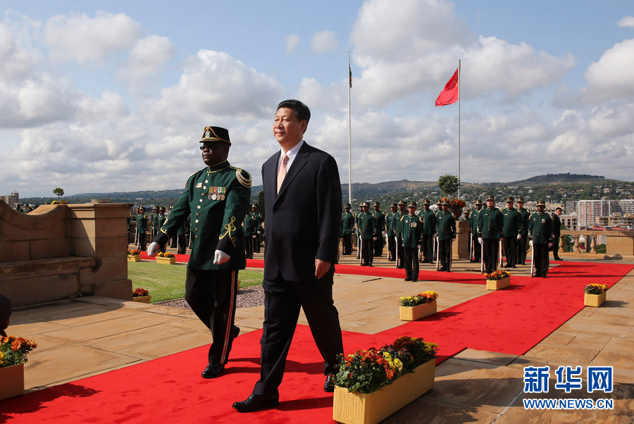Visiting Chinese President Xi Jinping reviews the guard of honour during a welcome ceremony held for his state visit by South African President Jacob Zuma in Pretoria, South Africa, March 26, 2013. (Xinhua/Lan Hongguang)