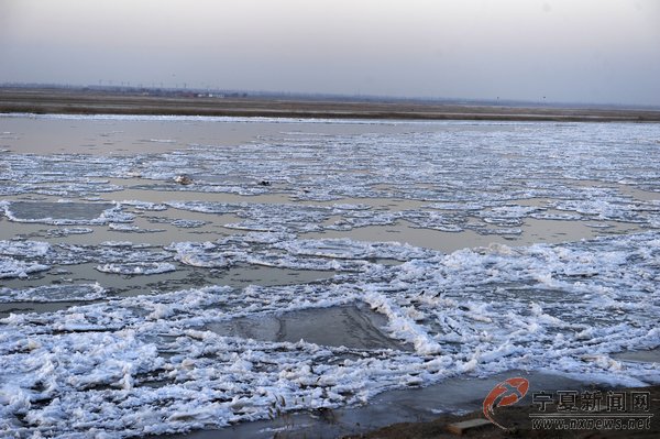 The Yellow River boasts beautiful winter scenes in the city of Yinchuan, Ningxia Hui Autonomous Region, on January 13. A large chunk of ice was floating on its surface as the sun set and the air temperature dropped rapidly. (Photo source: nxnews.net)