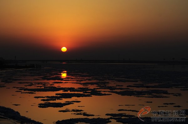 The Yellow River boasts beautiful winter scenes in the city of Yinchuan, Ningxia Hui Autonomous Region, on January 13. A large chunk of ice was floating on its surface as the sun set and the air temperature dropped rapidly. (Photo source: nxnews.net)