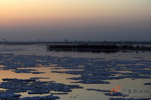 The Yellow River boasts beautiful winter scenes in the city of Yinchuan, Ningxia Hui Autonomous Region, on January 13. A large chunk of ice was floating on its surface as the sun set and the air temperature dropped rapidly. (Photo source: nxnews.net)