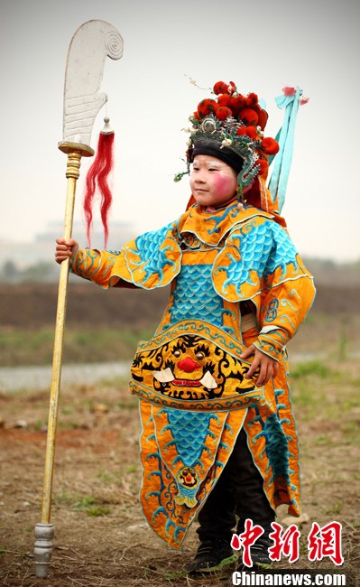 A "horse troop" parade in Qiqiao village of Nanjing attracted villages' attention on March 24, 2013. Big Horse Lantern (Da Ma Deng) is a folk arts form which began in Tang dynasty and got popular in Qing and Ming dynasties. The horse troop consists of seven "horses", and two people dressed as one horse. Child actors dressed up as historical figures, wave flags and whip horses to trot as if they were in the battle. (Xinhua / Yang Bo) 