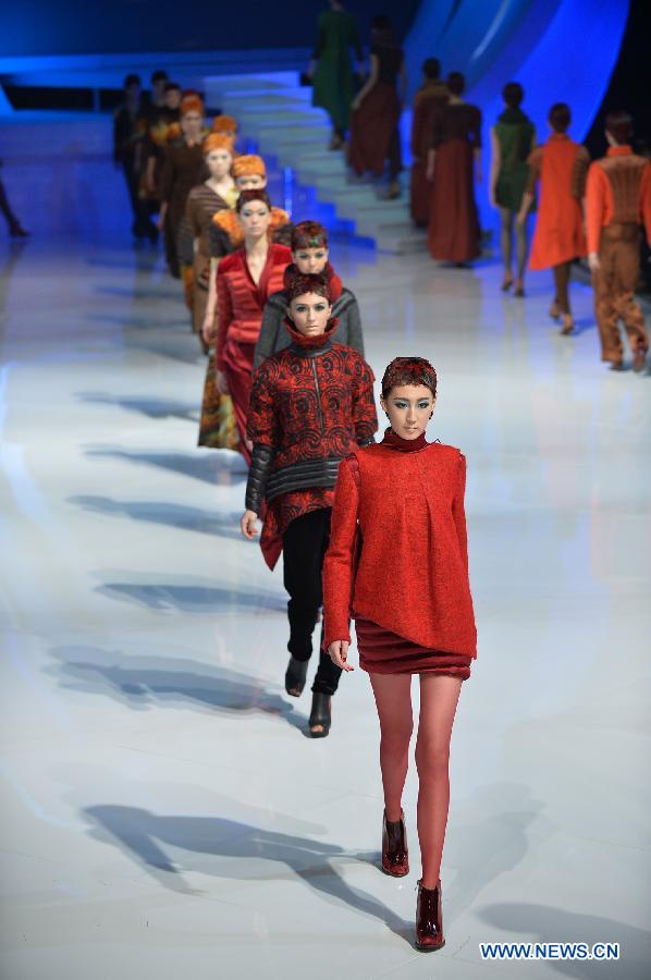Models present creations during the BOSIDENG Down Wear Collection show of the 2013 China Fashion Week in Beijing, capital of China, March 26, 2013. (Xinhua/Li Xin) 