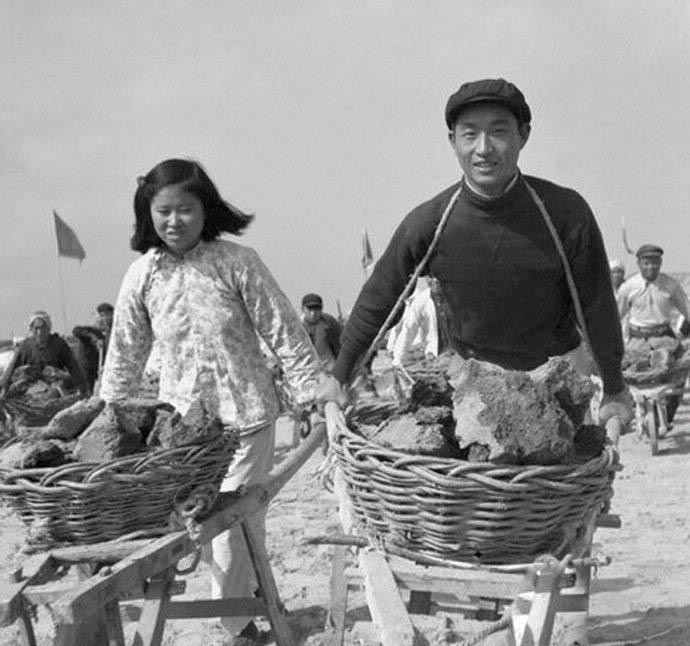 Farmer Zhang Dongren (right) and his newly married wife Jiang Sumei are in a labor contest in a village in Anhui in 1959. (Photo/Global Times)