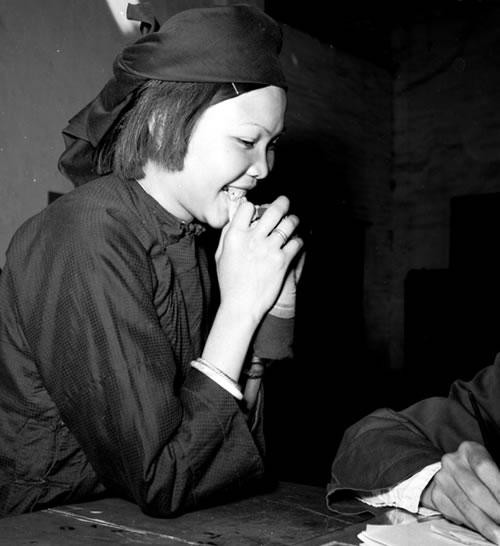 A girl is asked to share her love story at the marriage registry in Pingxiang of Guangxi in 1957. (Photo/Global Times)