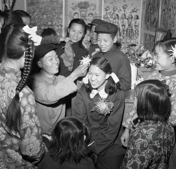 The groom Huang Fuyuan wears flowers for the bride Li Ruxiu in Dec. 1957. (Photo/Global Times)