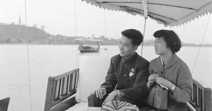 After participating in a mass wedding, Ding Qianrui and Fengcui Ying come to the West Lake to enjoy the beautiful scenery in September 1956. (Photo/Global Times)