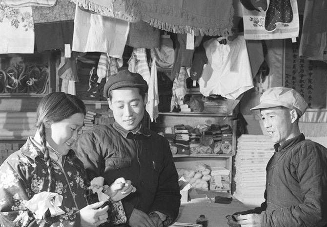 A man gives his fiancée a pen as  gift in a mountain village in Shanxi province in 1957. (Photo/Global Times) 