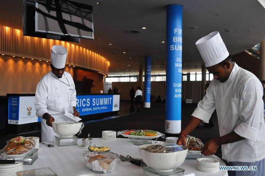 Two chefs prepare lunch for delegates at the International Convention Centre (ICC) in South Africa's port city of Durban, March 26, 2013. South Africa will host the fifth BRICS Summit from March 26 to 27, 2013, at the Durban International Convention Center (ICC). (Xinhua/Chang Lin) 