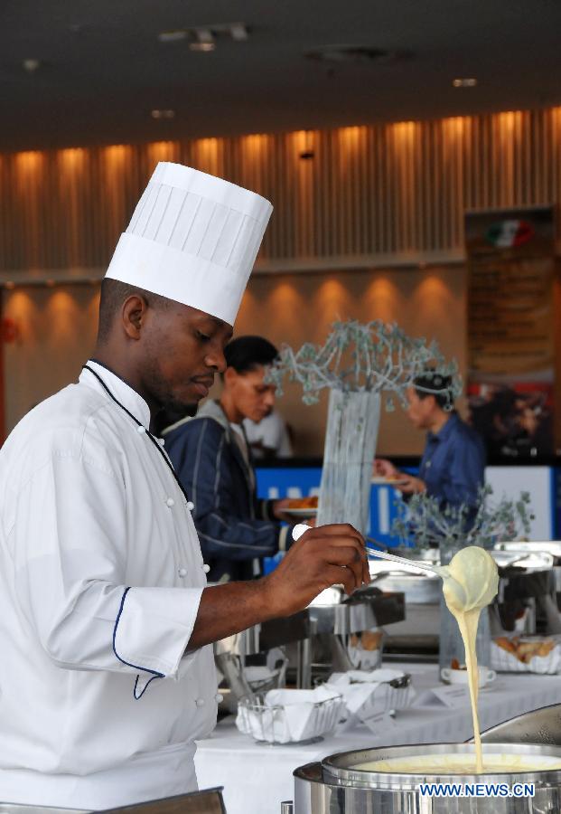A chef prepares lunch for delegates at the International Convention Centre (ICC) in South Africa's port city of Durban, March 26, 2013. South Africa will host the fifth BRICS Summit from March 26 to 27, 2013, at the Durban International Convention Center (ICC). (Xinhua/Chang Lin)    