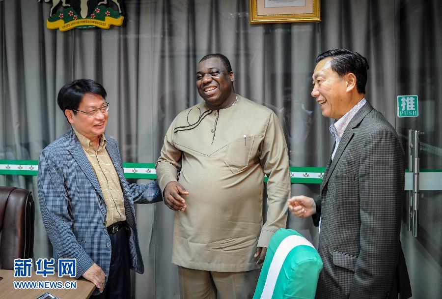 The chairman of the "Nigeria Community" (M) meets with a businessman from Hong Kong in his office in Guangzhou on March 21, 2013. (Xinhua/ Liu Dawei) 