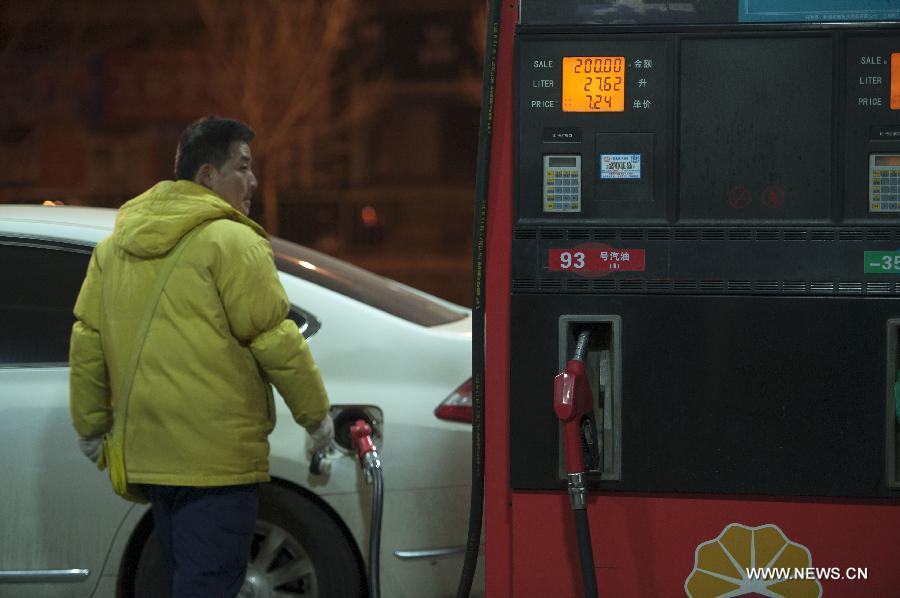 A staff member refuels a car at a gas station in east China's Shanghai, March 27, 2013. China cut the retail prices of gasoline by 310 yuan (49.43 U.S. dollars) per tonne and diesel by 300 yuan per tonne starting Wednesday. The National Development and Reform Commission (NDRC) also announced a new pricing system which will adjust the prices of oil products every 10 working days to better reflect changes in the global oil market. (Xinhua/Ding Ting)