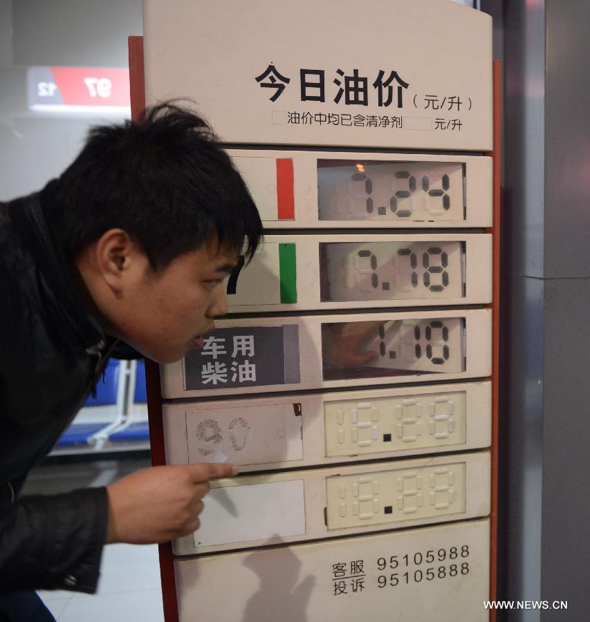 A staff member adjusts an oil price indicator at a gas station in Nanchang, capital of east China's Jiangxi Province, March 27, 2013. China cut the retail prices of gasoline by 310 yuan (49.43 U.S. dollars) per tonne and diesel by 300 yuan per tonne starting Wednesday. The National Development and Reform Commission (NDRC) also announced a new pricing system which will adjust the prices of oil products every 10 working days to better reflect changes in the global oil market. (Xinhua/Zhou Mi)