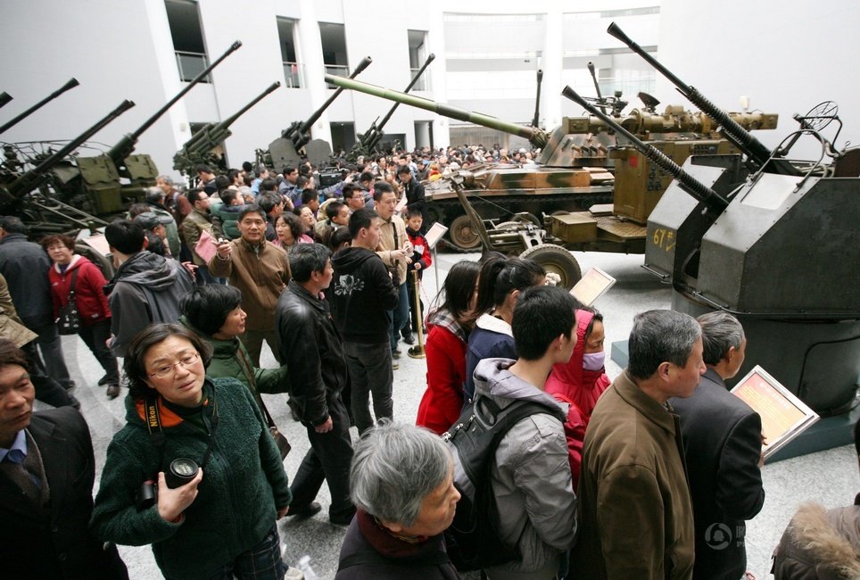 Tourists visit the weapon museum of Nanjing University of Science and Technology (NJUST) in Nanjing, capital of east China's Jiangsu province, March 24, 2013.(Xinhua/Wang Xin)