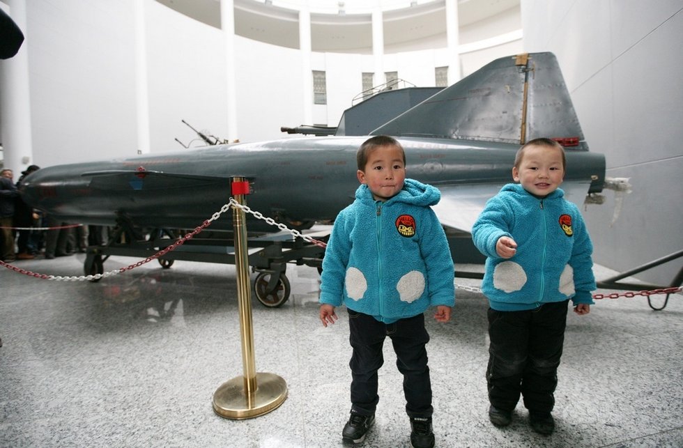 Tourists visit the weapon museum of Nanjing University of Science and Technology (NJUST) in Nanjing, capital of east China's Jiangsu province, March 24, 2013.(Xinhua/Wang Xin)