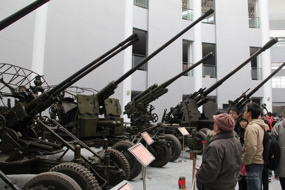 Tourists visit the weapon museum of Nanjing University of Science and Technology (NJUST) in Nanjing, capital of east China's Jiangsu province, March 24, 2013.(Xinhua/Wang Xin)