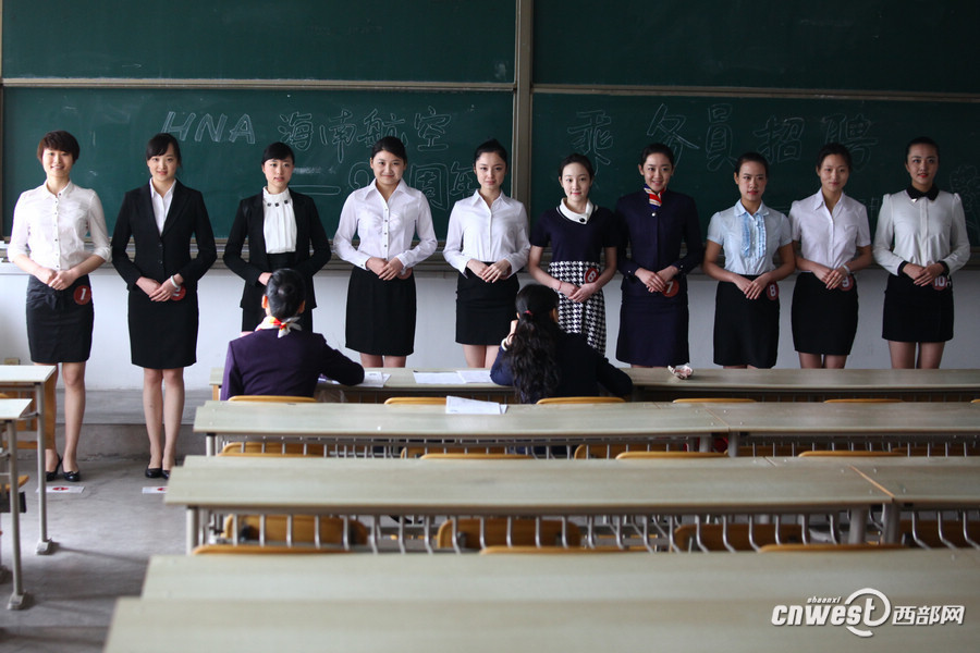 Hainan Airline held a job fair to recruit flight attendants at Xi'an Physical Education University on March 26, which attracted hundreds of applicants. Hainan Airline will hold recruitments in a few universities in Xi'an in following days.(Photo/www.cnwest.com)