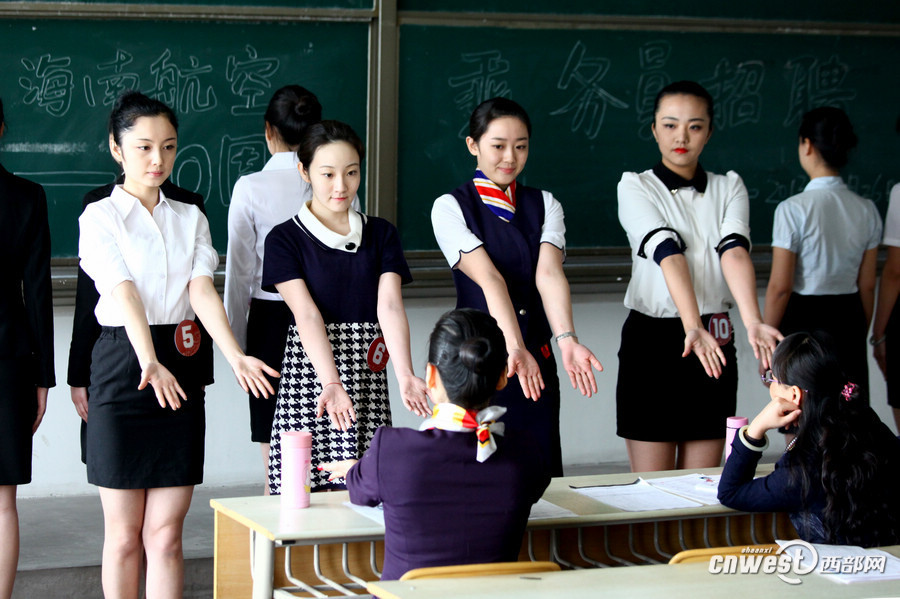 Hainan Airline held a job fair to recruit flight attendants at Xi'an Physical Education University on March 26, which attracted hundreds of applicants. Hainan Airline will hold recruitments in a few universities in Xi'an in following days.(Photo/www.cnwest.com)