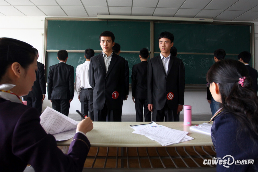 Hainan Airline held a job fair to recruit flight attendants at Xi'an Physical Education University on March 26, which attracted hundreds of applicants. Hainan Airline will hold recruitments in a few universities in Xi'an in following days.(Photo/www.cnwest.com)