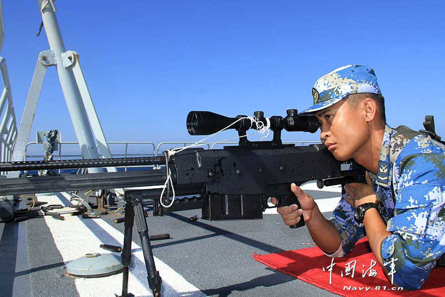 The 14th escort taskforce under the Navy of the Chinese People's Liberation Army (PLA) organizes its marines to conduct a precision shooting training with the new type sniper rifles on March 24, 2013. (navy.81.cn/Yang Qinghai, Li Ding)