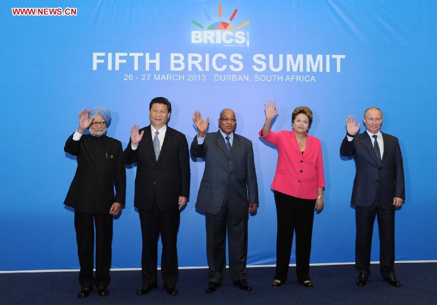 Chinese President Xi Jinping (2nd L) poses for a group photo with Indian Prime Minister Manmohan Singh (1st L), South African President Jacob Zuma (C), Brazilian President Dilma Rousseff (2nd R) and Russian President Vladimir Putin (1st R) during the 5th BRICS Summit in Durban, South Africa, March 27, 2013. (Xinhua/Xie Huanchi) 
