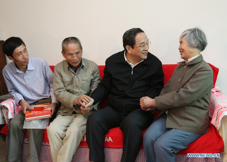 Yu Zhengsheng (2nd R), a member of the Standing Committee of the Political Bureau of the Communist Party of China (CPC) Central Committee, who is also chairman of the National Committee of the Chinese People's Political Consultative Conference (CPPCC), visits the home of Xu Qifa, a retired worker of Meiling Chemical Plant in Zunyi City, southwest China's Guizhou Province, March 24, 2013. Yu was on an inspection tour in Guizhou from March 24 to March 27. (Xinhua/Yao Dawei) 