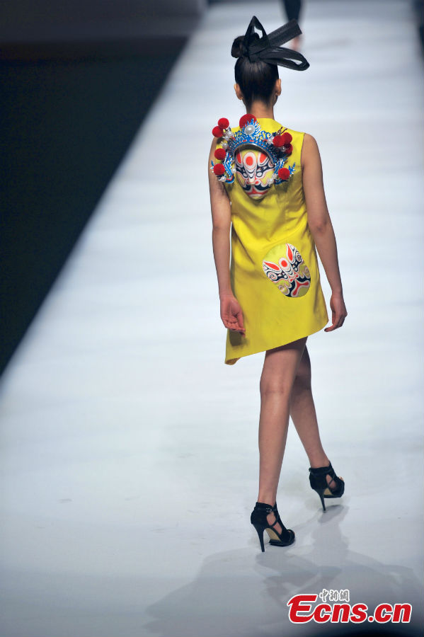 A model presents a creation in the China International Fashion Week in Beijing, capital of China, March 27, 2013. [Photo: Jin Shuo/Chinanews.com]