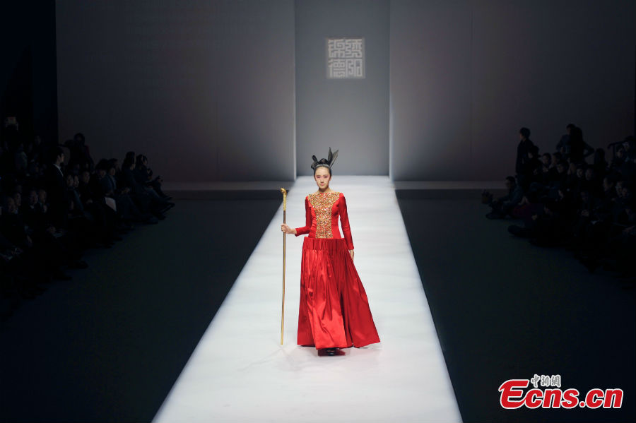 A model presents a creation in the China International Fashion Week in Beijing, capital of China, March 27, 2013. [Photo: Jin Shuo/Chinanews.com]