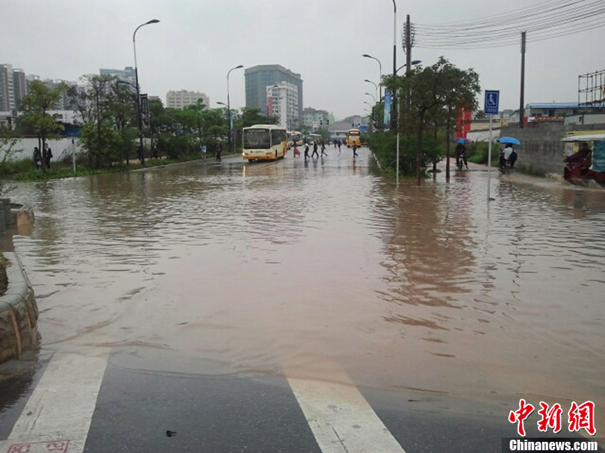 A rainstorm hits Guangzhou, March 28, 2013. Street is immersed by water. (Photo/Chinanews)
