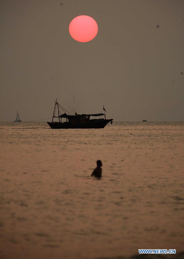 The setting sun is seen above the sea in Sanya City, south China's Hainan Province, March 27, 2013. (Xinhua/Chen Wenwu)