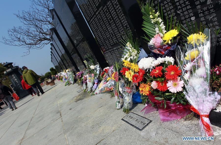 Photo taken on March 28, 2013 shows fresh flowers people put aside tombs at Binhaiguyuan cemetery in east China's Shanghai Municipality. As the Chinese traditional Qingming Festival, or Tomb-sweeping Day, which falls on April 4 this year, is drawing near, cemetries in Shanghai began to experience a pre-festival peak. (Xinhua/Ding Ting) 