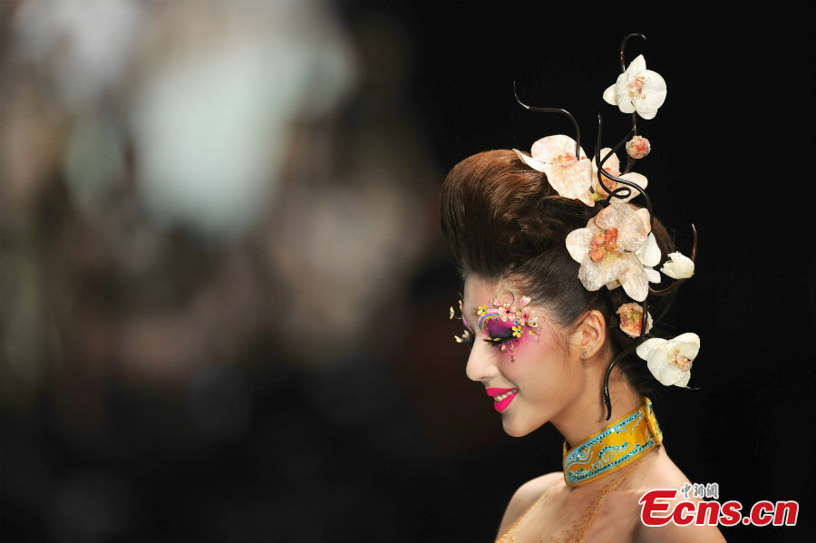 A model wears charming eye make-up in the China International Fashion Week in Beijing, capital of China, March 27, 2013. (Chinanews.com/Jin Shuo)