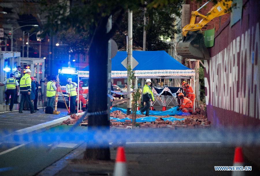 Rescuers work at the site of the collapsed wall in Melbourne, Australia, March 28, 2013. A wall at Swanston street collapsed, causing 2 people dead and another person injured.(Xinhua/Bai Xue) 