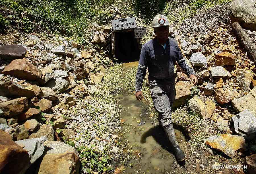 Image taken on March 26, 2013 shows a miner walking out after extracting gold in a mine at the municipality of Suarez, in Cauca, Colombia. Suarez is known for its gold deposits and mines. Around 80 percent of its population works searching for gold, despite the ongoing dispute with multinational companies and groups operating outside the law. (Xinhua/Jhon Paz) 