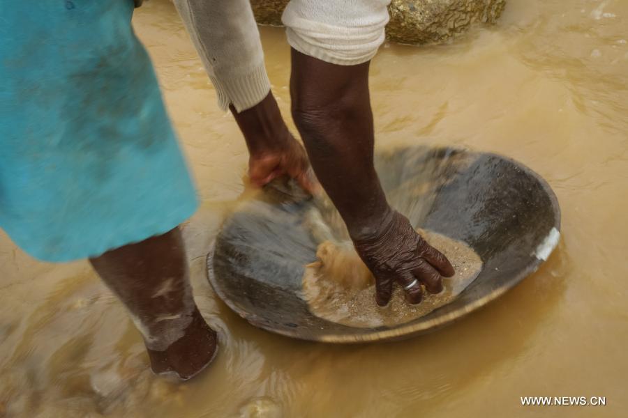 A woman works searching for gold at the municipality of Suarez, in Cauca, Colombia, on March 27, 2013. Suarez is known for its gold deposits and mines. Around 80 percent of its population works searching for gold, despite the ongoing dispute with multinational companies and groups operating outside the law. (Xinhua/Jhon Paz) 