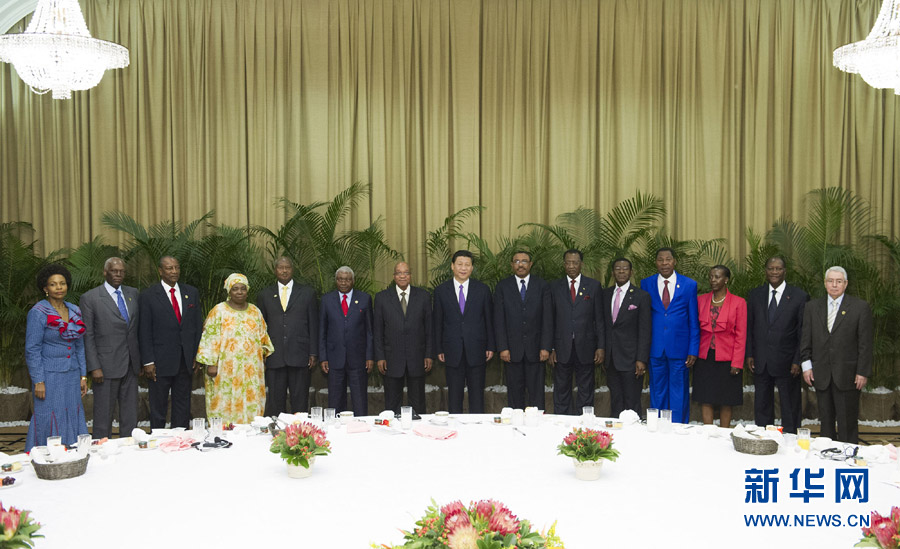 Chinese President Xi Jinping (C) poses for a group photo with African leaders after a breakfast meeting in Durban, South Africa, March 28, 2013. (Xinhua/Huang Jingwen)
