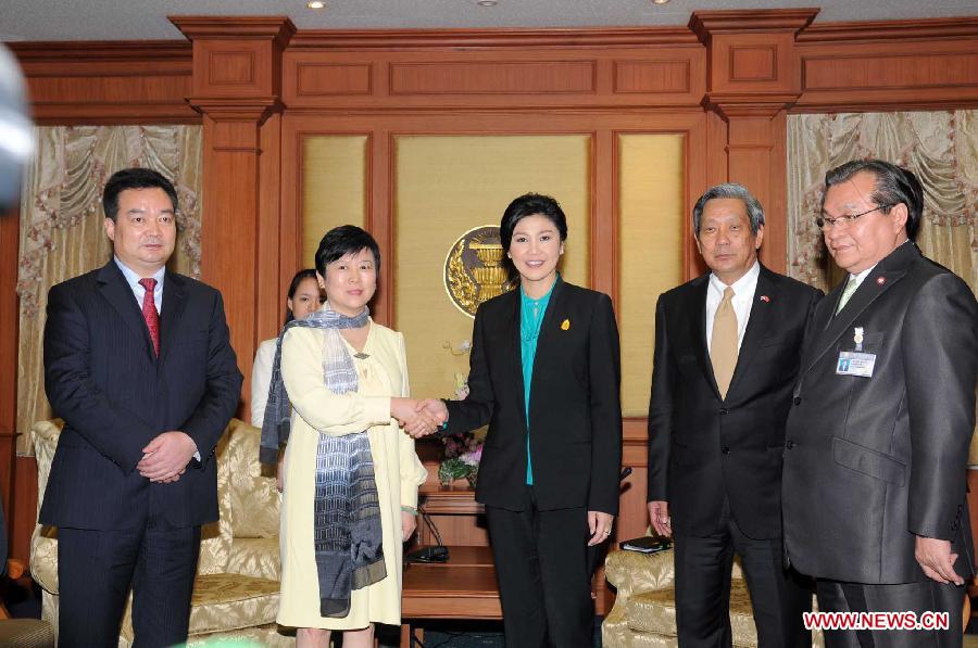 Thai Prime Minister Yingluck Shinawatra (C) meets with Li Xiaolin (2nd L), President of the Chinese People's Association For Friendship With Foreign Countries, at Government House in Bangkok, Thailand, March 28, 2013. (Xinhua/Rachen Sageamsak) 