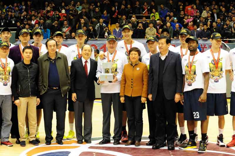 Players and coach of Guangdong team pose for photo with referees and CBA officials after they won the final game in Jinan, East China's Shandong province, March 29, 2013. [Wu Jun / chinadaily.com.cn]