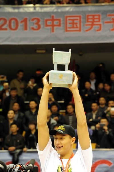 Yi Jianlian carries the trophy after his team won the Chinese Basketball Association finals in Jinan, East China's Shandong province, March 29, 2013. [Wu Jun / chinadaily.com.cn]