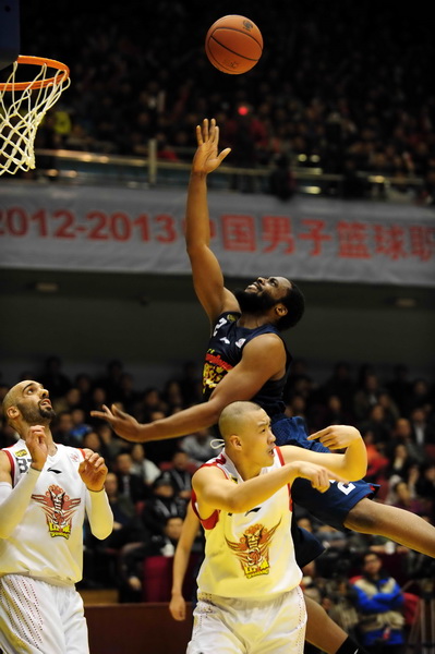 A player of Guangdong team shoots during the final of their CBA basketball game in Jinan, East China's Shandong province, March 29, 2013. [Wu Jun / chinadaily.com.cn]