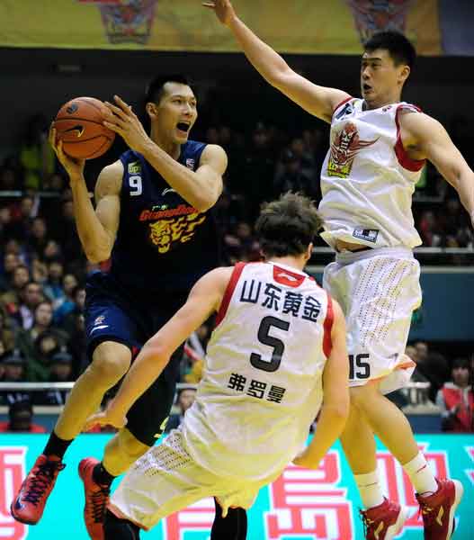Yi Jianlian passes the ball as he is defended by Shandong guards during the final of their CBA basketball game in Jinan, East China's Shandong province, March 29, 2013. [Wu Jun / chinadaily.com.cn]