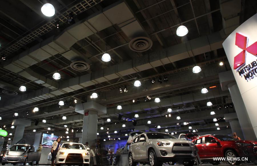 People visit the 2013 New York International Auto Show in New York, on March 29, 2013. The 2013 New York International Auto Show opened to the public on Friday. (Xinhua/Cheng Li) 