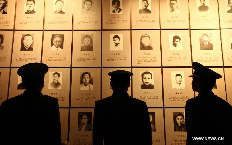 Soldiers view photos of martyrs at Yuhuatai Martyr Cemetery in Nanjing, capital of east China's Jiangsu Province, March 30, 2013, to pay respect to martyrs ahead of the Qingming Festival, or Tomb Sweeping Day, which falls on April 4 this year. (Xinhua/Xu Yijia)