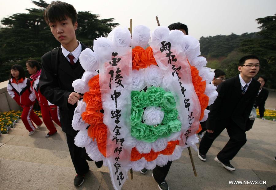 Students present a wreath to a monument at Yuhuatai Martyr Cemetery in Nanjing, capital of east China's Jiangsu Province, March 30, 2013. Various memorial ceremonies were held across the country to pay respect to martyrs ahead of the Qingming Festival, or Tomb Sweeping Day, which falls on April 4 this year. (Xinhua)